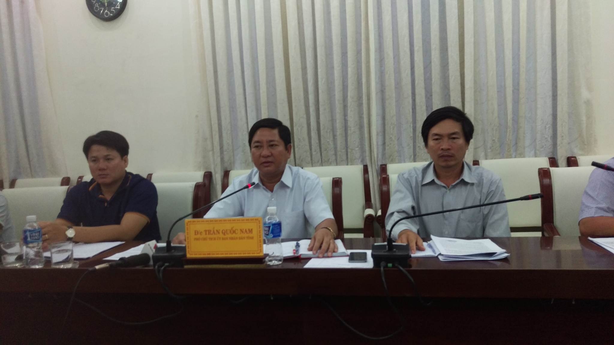 Nhà bè sập, hàng trăm người rơi xuống biển: Không đủ điều kiện làm bè nổi du lịch - 1
Ông Trần Quốc Nam, Phó Chủ tịch tỉnh Ninh Thuận (ngồi giữa) thông tin vụ việc.