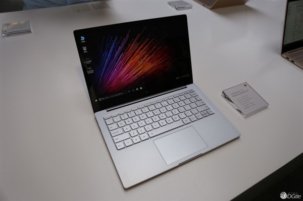 Cận cảnh Xiaomi Mi Notebook Air - laptop mỏng hơn Macbook Air - 4 Máy sở hữu màn hình Full HD và tích hợp kính cường lực