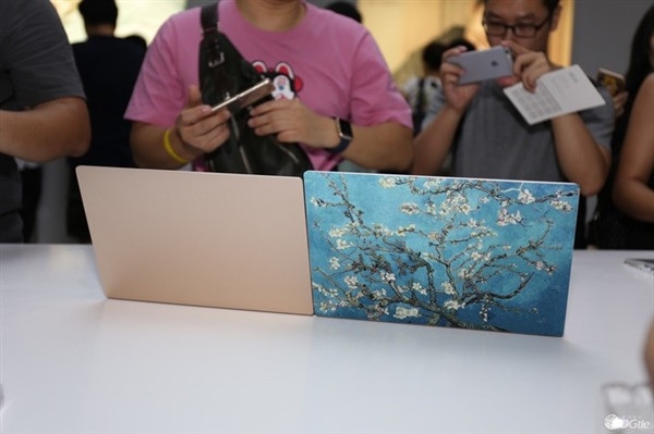 Cận cảnh Xiaomi Mi Notebook Air - laptop mỏng hơn Macbook Air - 1 Xiaomi Mi Notebook Air sở hữu thiết kế nhôm nguyên khối với hai màu vàng và bạc