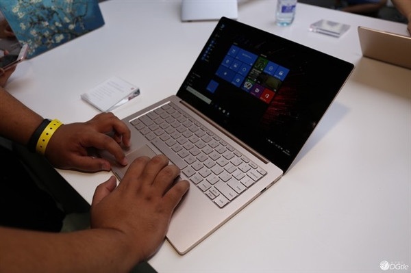 Cận cảnh Xiaomi Mi Notebook Air - laptop mỏng hơn Macbook Air - 3 Mi Notebook chỉ mỏng 14,8 mm và nặng 1,28 Kg so với con số 17 mm và nặng 1,35 Kg của MacBook Air
