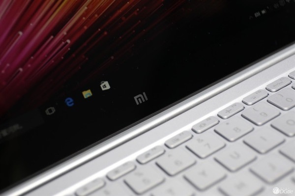 Cận cảnh Xiaomi Mi Notebook Air - laptop mỏng hơn Macbook Air - 5 Logo Mi chỉ xuất hiện ở màn hình