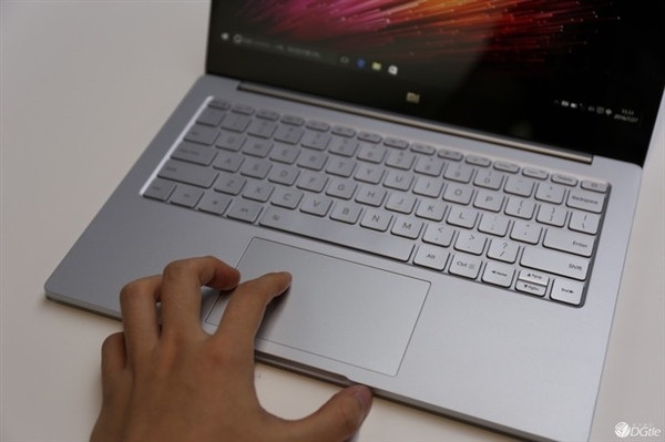 Cận cảnh Xiaomi Mi Notebook Air - laptop mỏng hơn Macbook Air - 6 Touchpad hỗ trợ các cử chỉ thông minh. Máy khởi chạy Windows 10