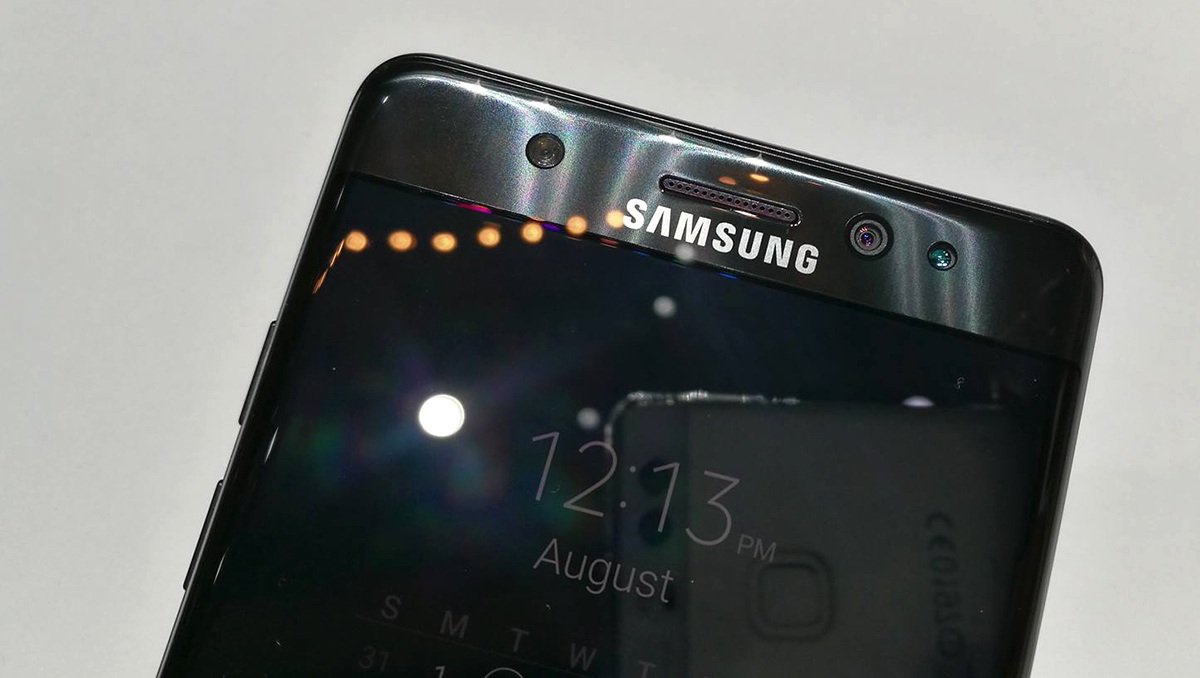 Hình ảnh thực tế Samsung Galaxy Note7, lên kệ từ ngày 19/8 - 14 Điểm nhấn của máy đó là cảm biến mống mắt. Đây là chiếc smartphone đầu tiên của thương hiệu này được trang bị tính năng nhận dạng mống mắt mới.