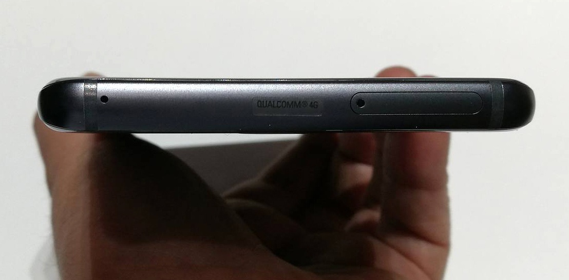 Hình ảnh thực tế Samsung Galaxy Note7, lên kệ từ ngày 19/8 - 16 Cạnh trên là khe cắm thẻ SIM và thẻ nhớ microSD