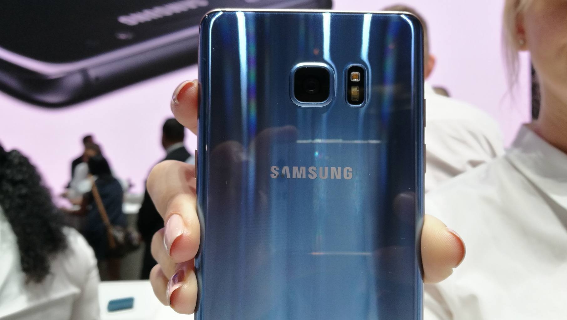 Hình ảnh thực tế Samsung Galaxy Note7, lên kệ từ ngày 19/8 - 20 Galaxy Note7 cũng thừa hưởng máy ảnh đang được sử dụng trên Galaxy S7 và Galaxy S7 edge với công nghệ như cảm biến kép dual-pixel, khẩu độ rộng và tự động lấy nét nhanh