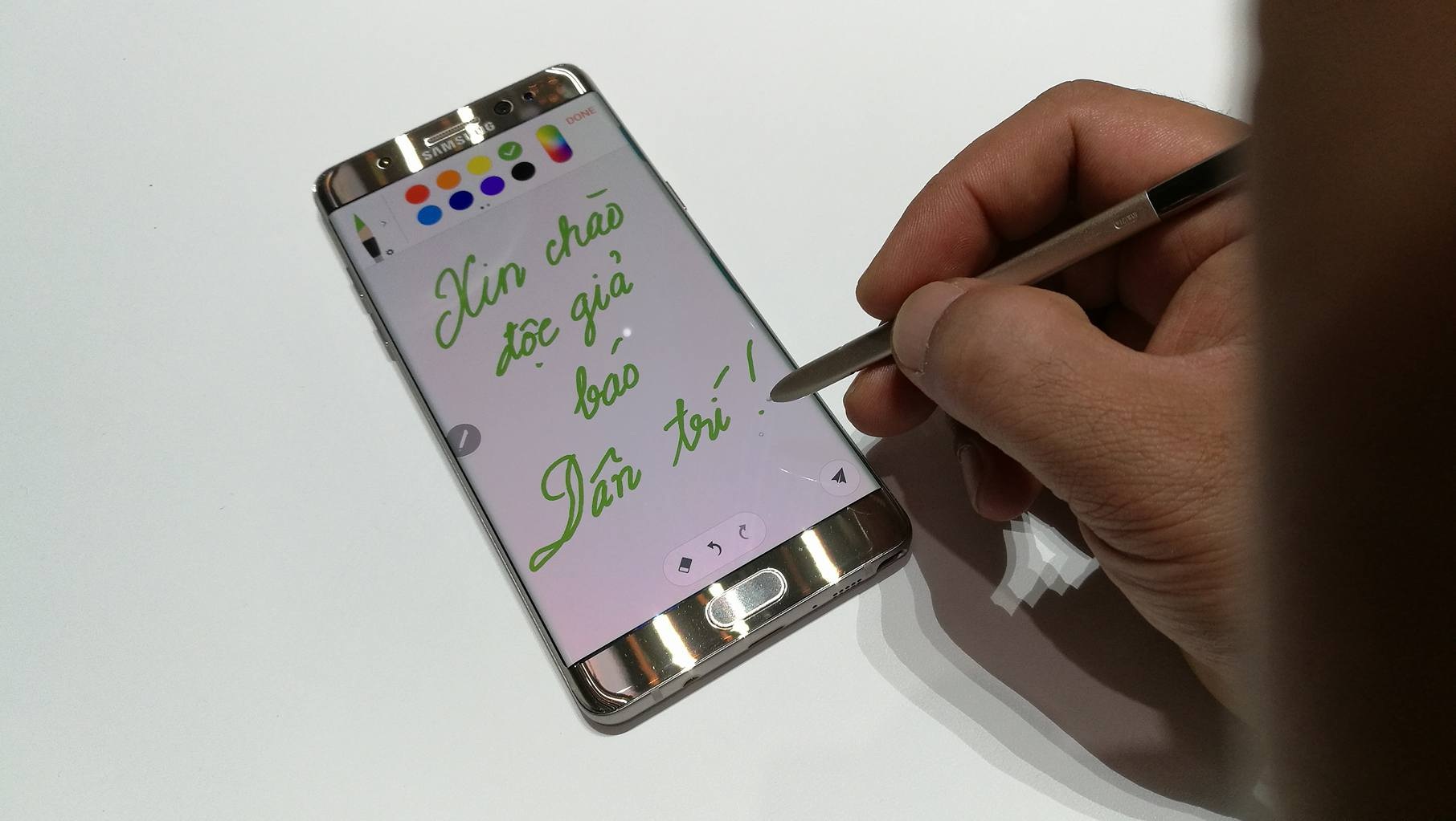 Hình ảnh thực tế Samsung Galaxy Note7, lên kệ từ ngày 19/8 - 19 S Pen của Galaxy Note7 có khả năng kháng nước và sử dụng tốt ngay cả khi màn hình dính nước