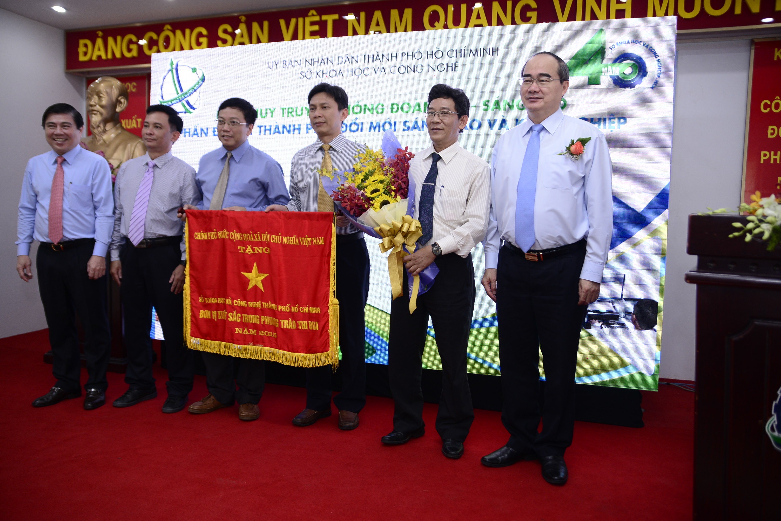 Sở Khoa học & Công nghệ TPHCM nhận Cờ thi đua do Thủ tướng trao tặng tại lễ kỉ niệm 40 năm thành lập