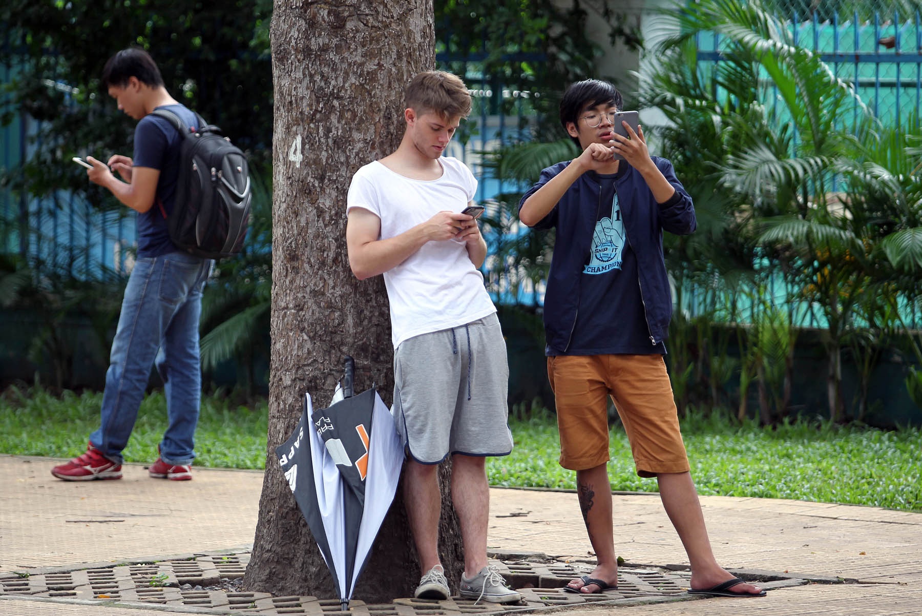 Không chỉ gây ảnh hưởng đến giao thông, nhiều người chơi còn vô tư chơi ở mọi nơi