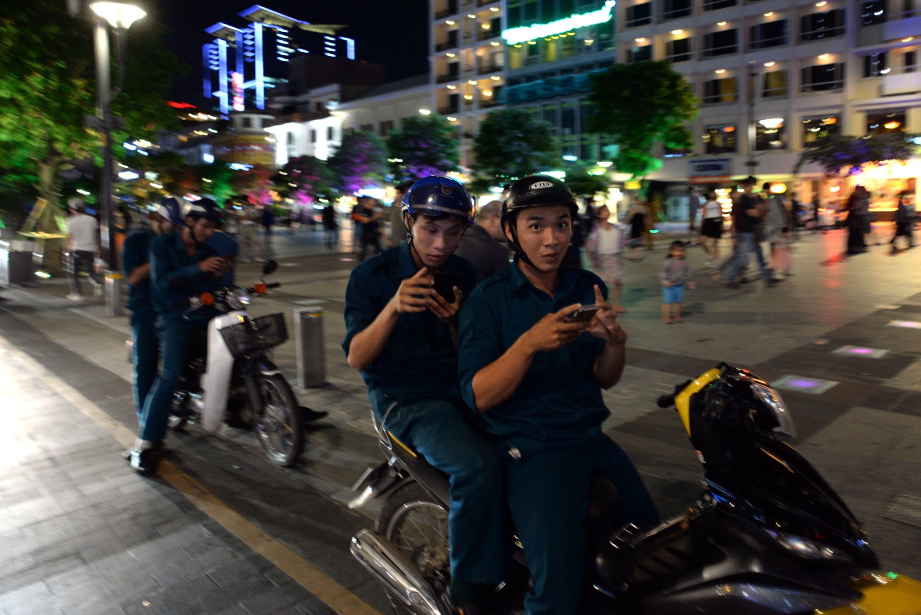 "Say đắm" Pokemon Go, coi chừng hiểm họa - 6 Hành động như vậy gây cản trở giao thông, ảnh hưởng đến việc lưu thông của các phương tiện khác