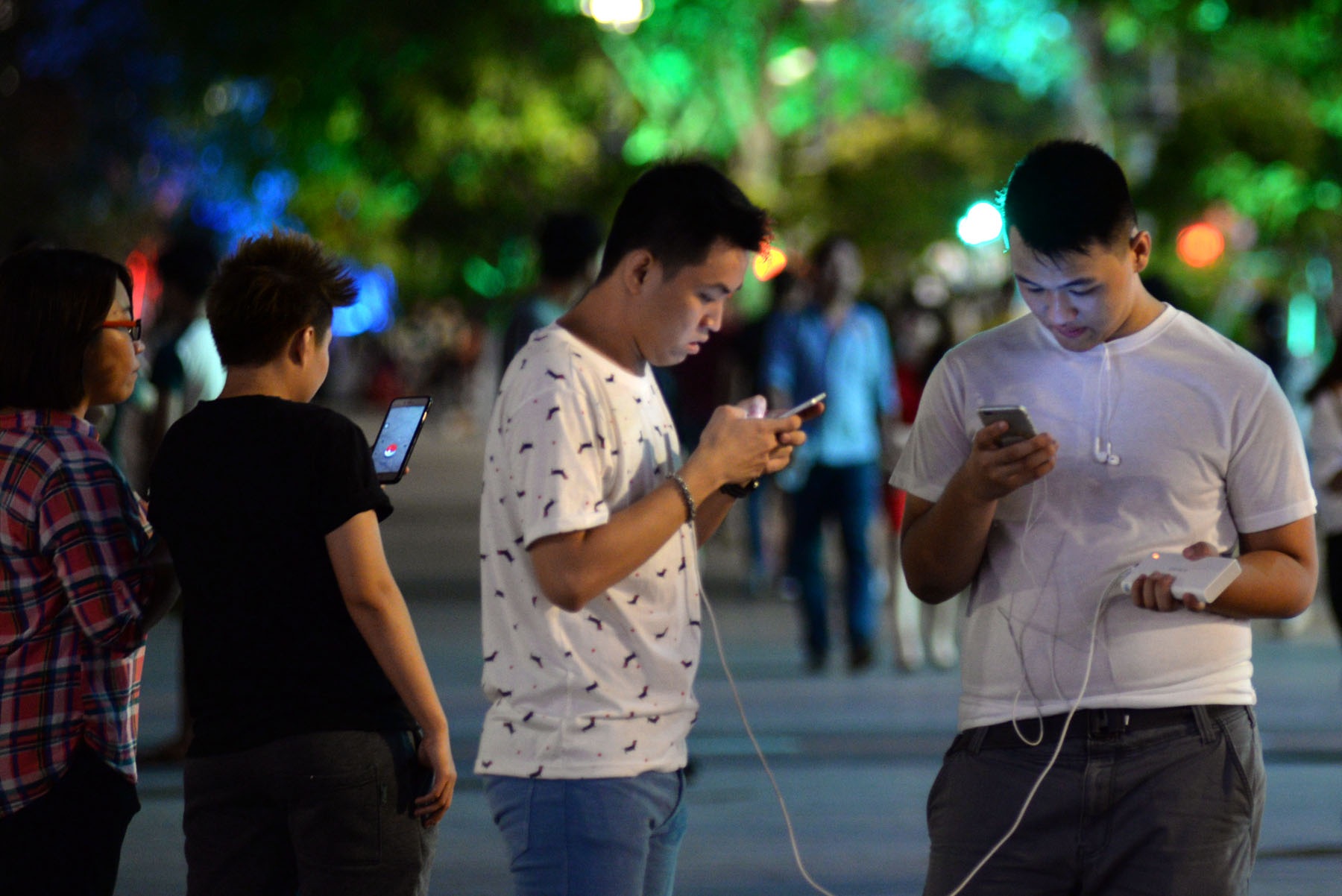 "Say đắm" Pokemon Go, coi chừng hiểm họa - 2 Tựa game này thu hút mọi lứa tuổi, từ những bạn trẻ