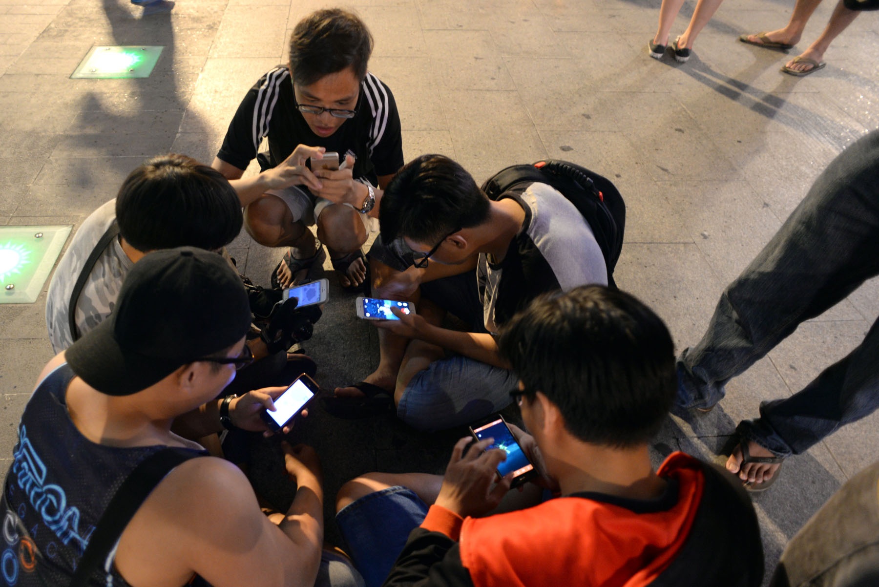 "Say đắm" Pokemon Go, coi chừng hiểm họa - 10
Ở một khía cạnh khác, mỗi người đều chú tâm vào màn hình điện thoại mà quên mọi thứ xung quanh đang diễn ra.