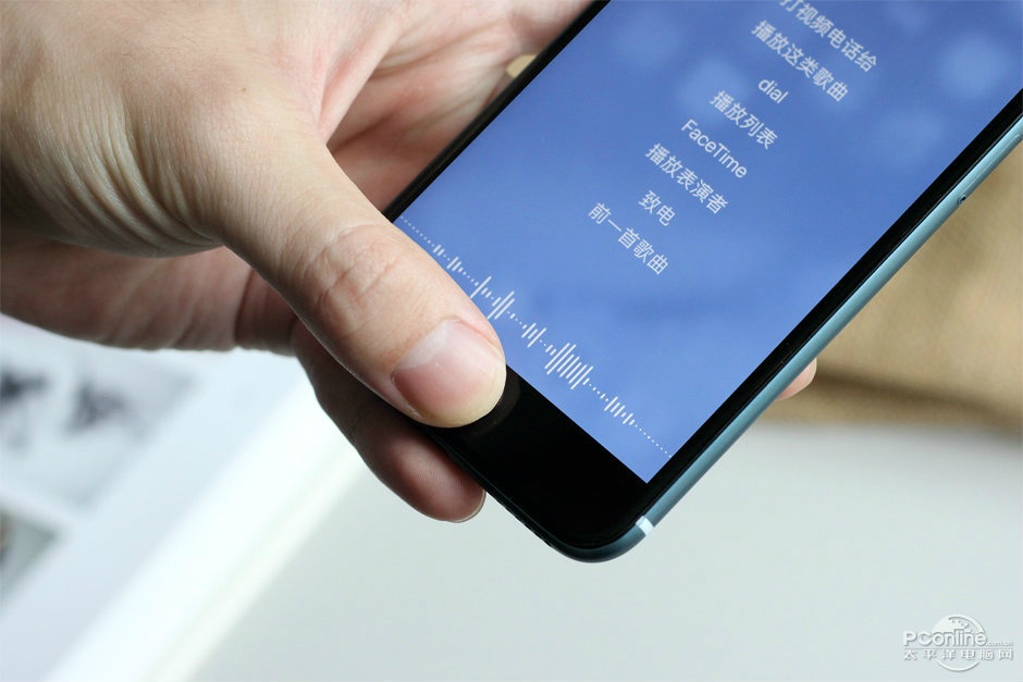 Lộ ảnh iPhone 7 Pro hoạt động trên iOS 10 - 10 Người dùng còn có thể thấy máy vẫn đang hoạt động tốt với tính năng Siri của Apple