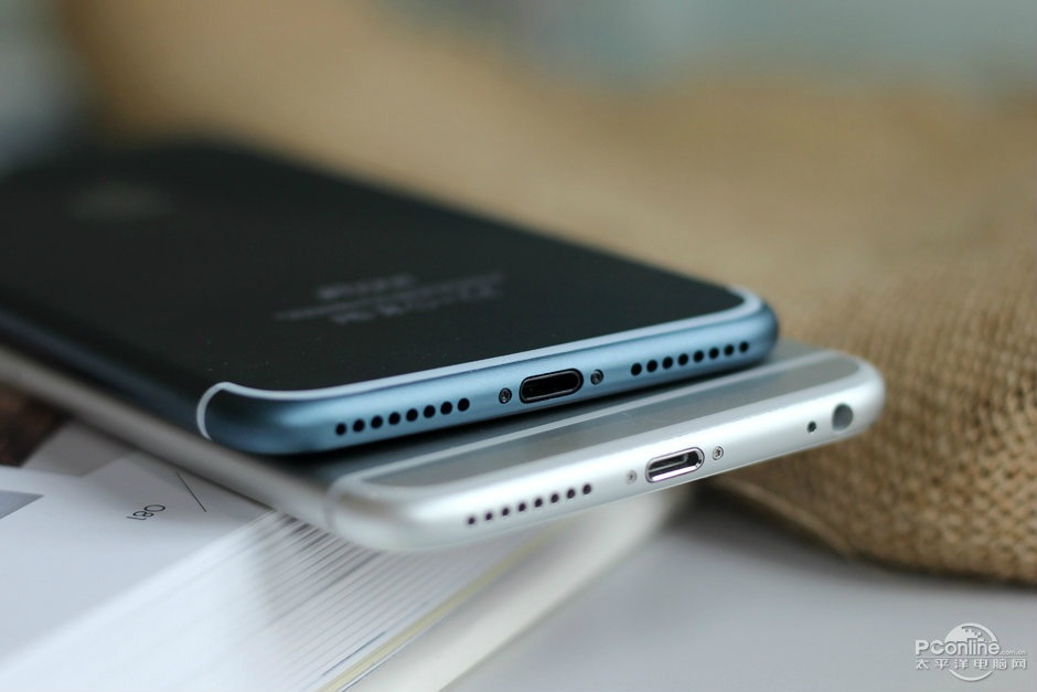 Lộ ảnh iPhone 7 Pro hoạt động trên iOS 10 - 6 Cạnh dưới của iPhone 7 Pro đã mất đi cổng tai nghe 3.5 mm mà thay vào đó là một dải loa đối xứng nhau. Như vậy, nhiều khả năng iPhone 7 Pro sẽ sử dụng một bộ chuyển Lightning ra cổng 3.5 mm hoặc một tai nghe chuẩn Lighning