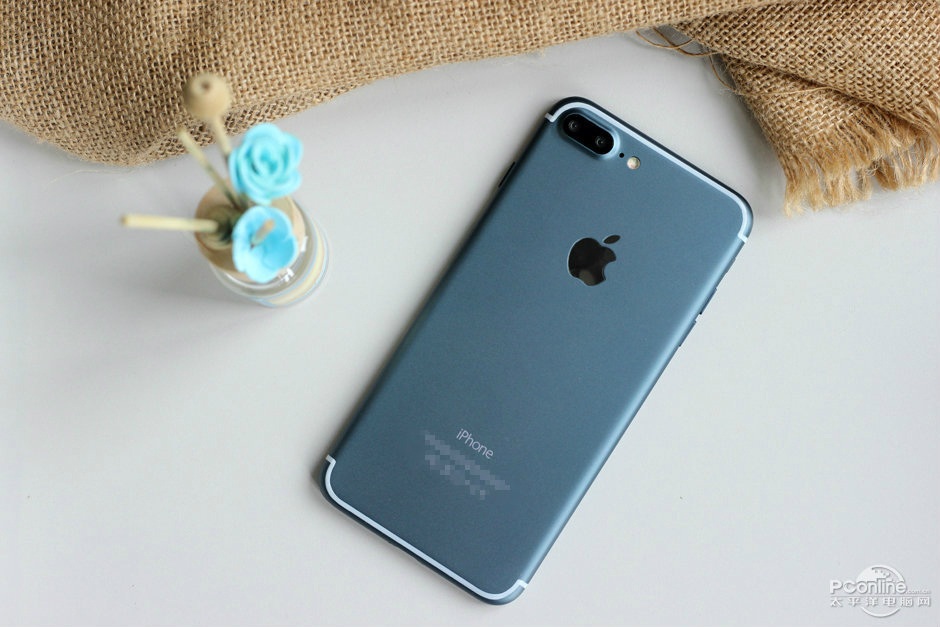 Lộ ảnh iPhone 7 Pro hoạt động trên iOS 10 - 5 Trong các bức ảnh này, ở mặt sau của máy đã bị che mờ các thông tin được in bên dưới chữ iPhone.