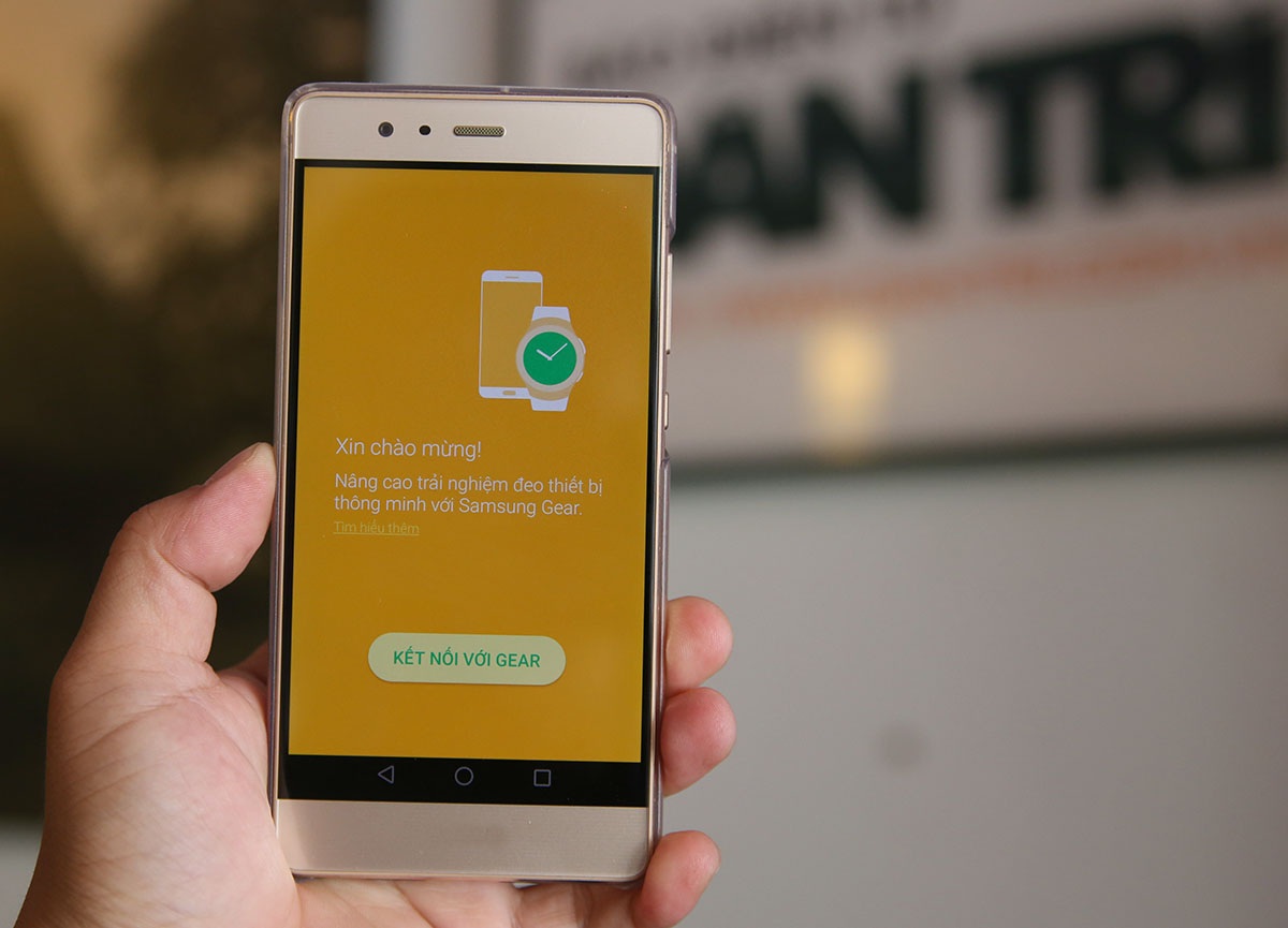 Trên điện thoại, mở ứng dụng Samsung Gear và bấm vào kết nối với Gear