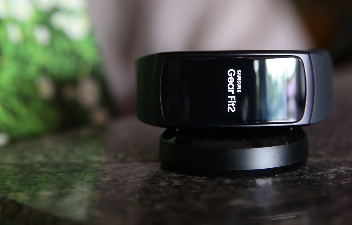 Sau khi cài đặt xong, người dùng hãy mở nguồn Gear Fit2