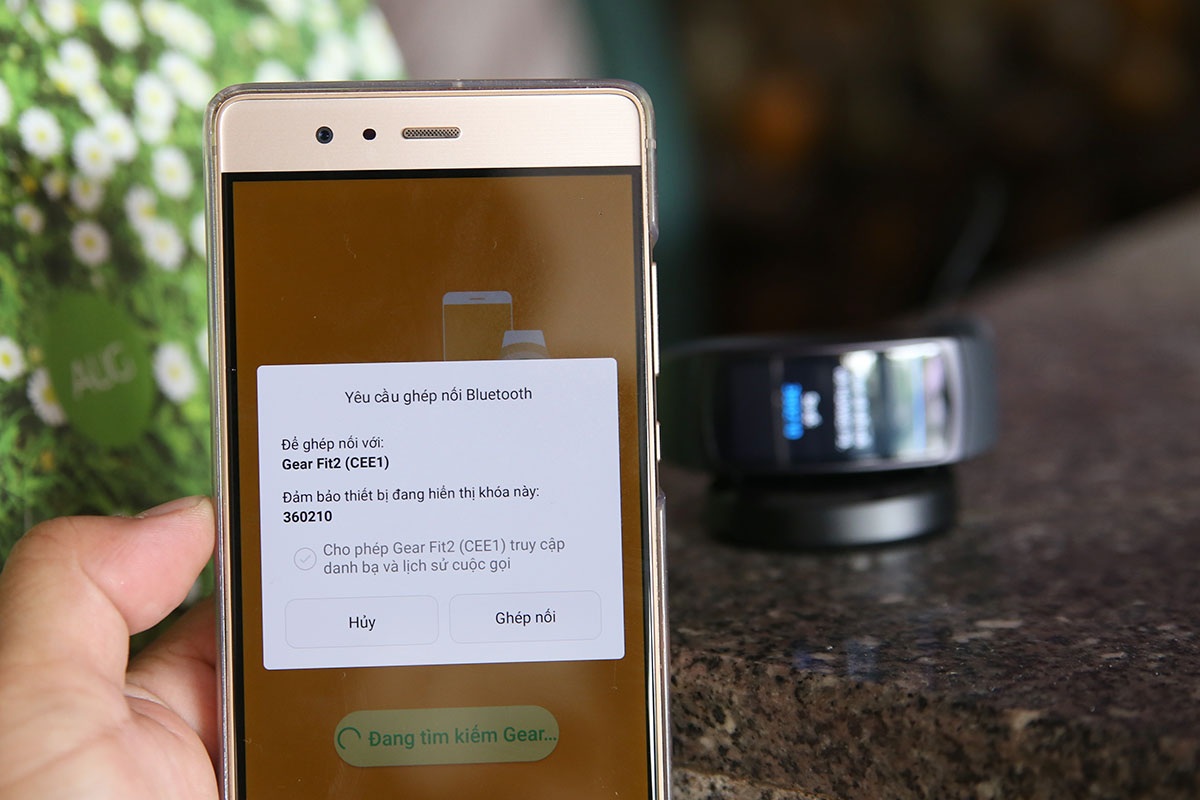 
Máy sẽ tự động dò quét xung quanh bạn và khi gặp được Gear Fit2, máy sẽ hiện thông báo yêu cầu ghép nối. Hãy bấm vào ghép nối
