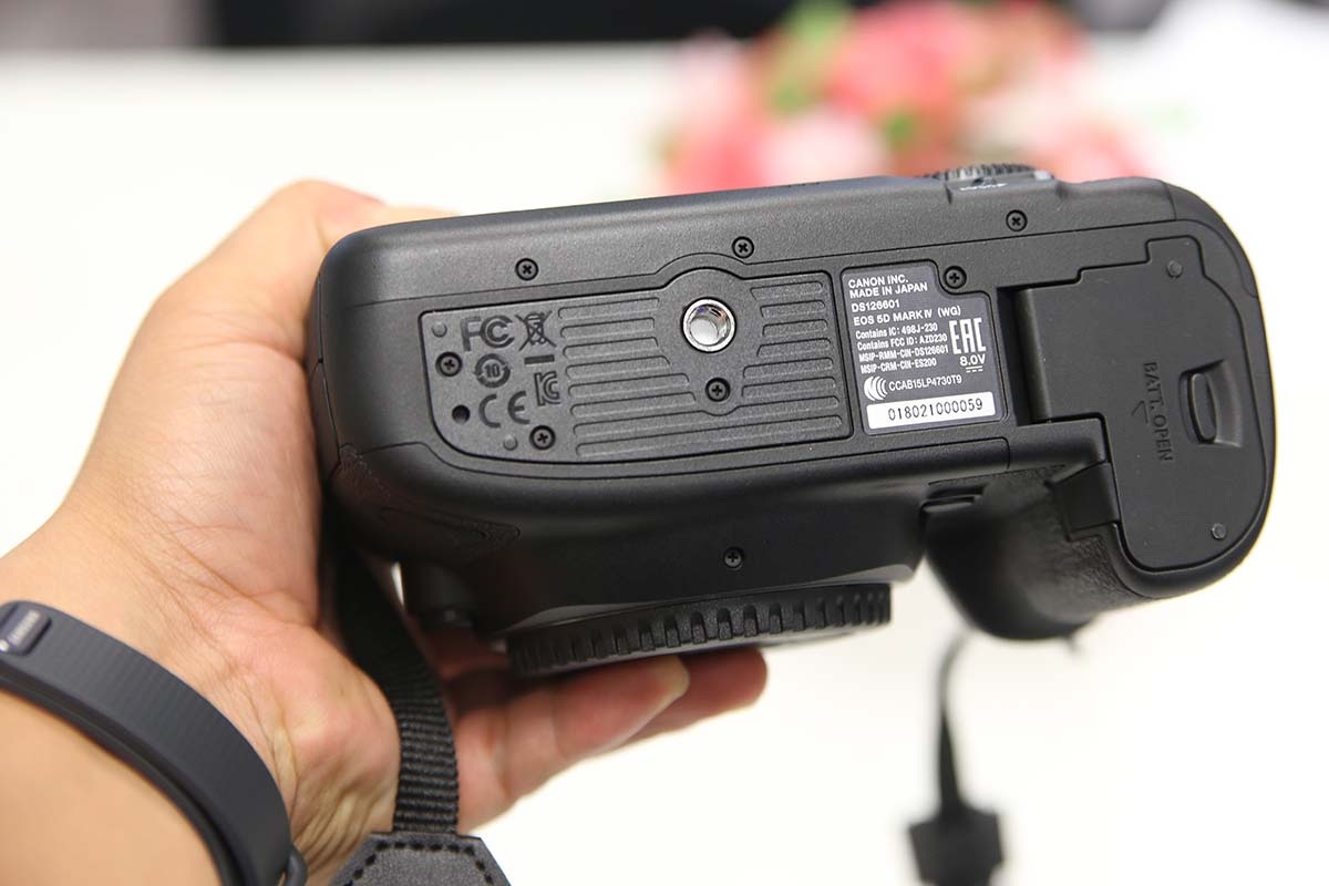 Cận cảnh Canon 5D Mark IV đầu tiên tại Việt Nam, nâng cấp đáng kể - 6