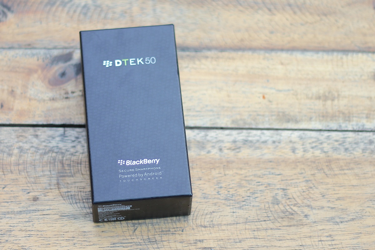 Về cơ bản, hộp đựng máy không có nhiều thay đổi so với các sản phẩm Blackberry trong năm qua