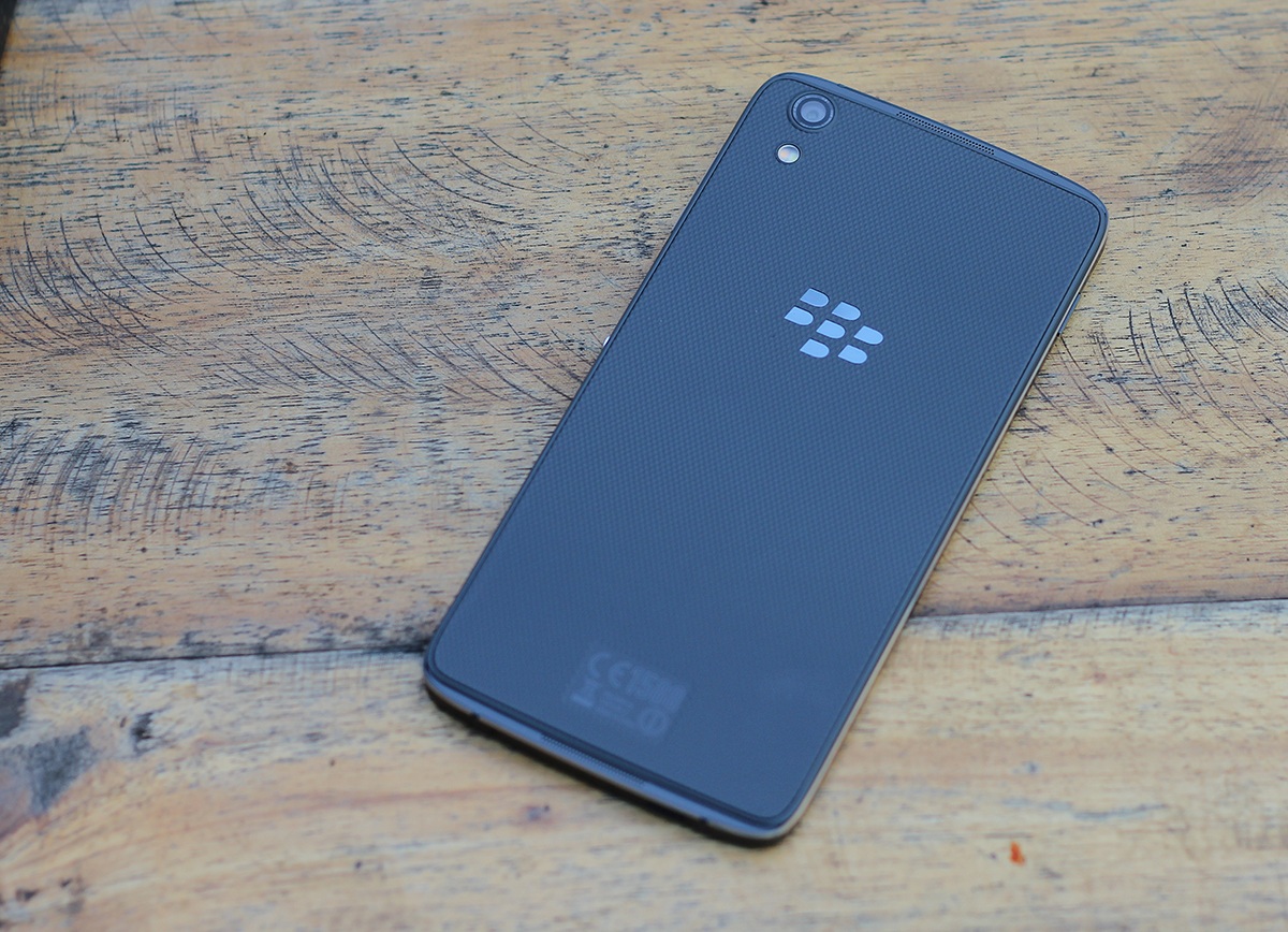 Về thiết kế, Dtek50 sử dụng chất liệu nhựa để làm vỏ máy với nắp lưng sau là các họa tiết lổ tròn nhỏ li ti. Giúp việc cầm chắc chắn và chống bám vân tay lẫn bụi bẩn​