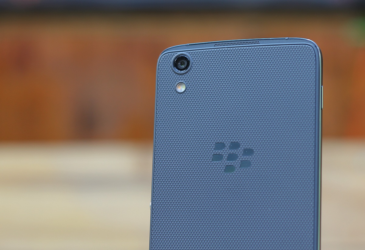 Bên cạnh đó, máy có mặt của camera chính 13 MP, camera phụ 8 MP, nguồn pin đi kèm 2.610 mAh và khởi chạy Android 6.0