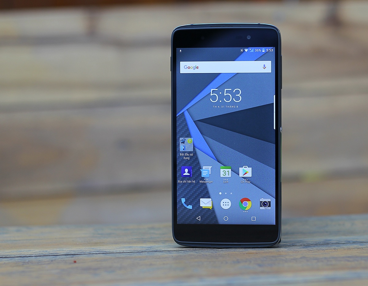 Máy được trang bị màn hình 5,2 inch độ phân giải Full HD, vi xử lý Qualcomm Snapdragon 617, RAM 3GB và bộ nhớ trong 16 GB