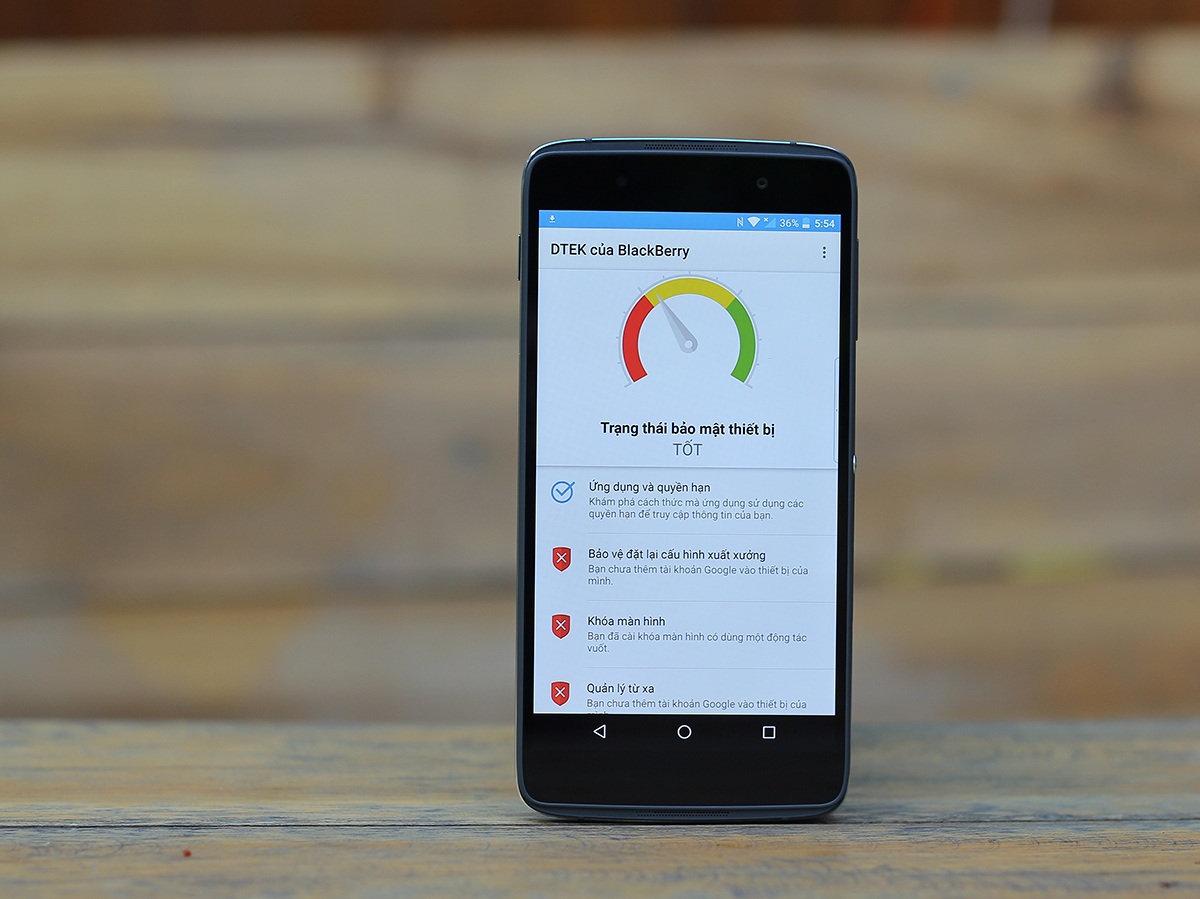 Điểm nhấn chính của máy đó là nền tảng bảo mật tích hợp, giúp người dùng có thể ngăn chặn được virus, các malware hay những cuộc tấn công nhắm vào smartphone của người dùng để đánh cắp thông tin. Giải pháp của hãng này cũng đưa ra những biện pháp xử lý kịp thời trước những lỗ hổng mới được phát hiện. Nhằm đảm bảo thông tin cá nhân của người dùng được tốt hơn.