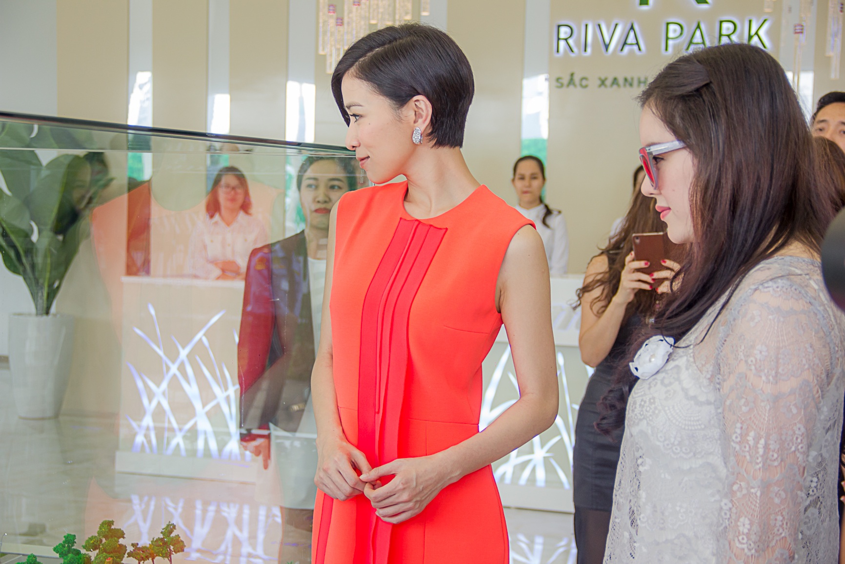 Xa Thi Mạn khuyên Lý Nhã Kỳ mạnh tay đầu tư bất động sản - 1 ý Nhã Kỳ và Xa Thi Mạn tham quan mô hình dự án Riva Park của Vietcomreal