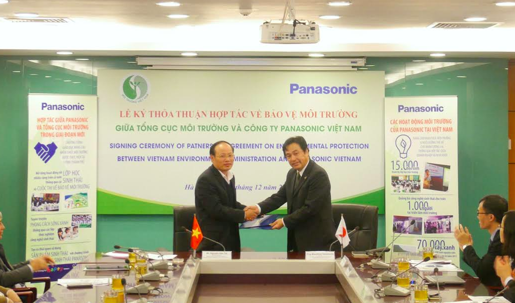 Ông Yamamoto - Đại diện công ty TNHH Panasonic Việt Nam và ông Nguyễn Văn Tài - Tổng cục trưởng Tổng cục Môi trường ký kết thỏa thuận hợp tác ngày 8/12