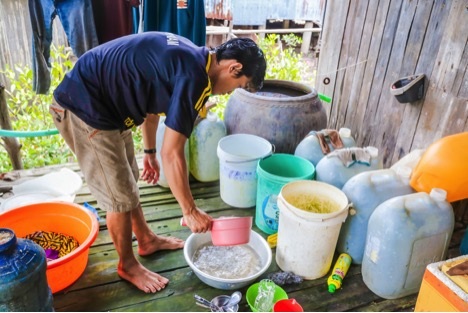 Tình trạng nước sạch khan hiếm, người dân phải sử dụng tiết kiệm và trữ nước trong các thùng phuy kém vệ sinh