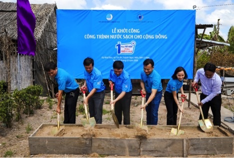 Đại diện VBL cùng chính quyền địa phương khởi công xây dựng công trình nước sạch tại Xã Tân Ân