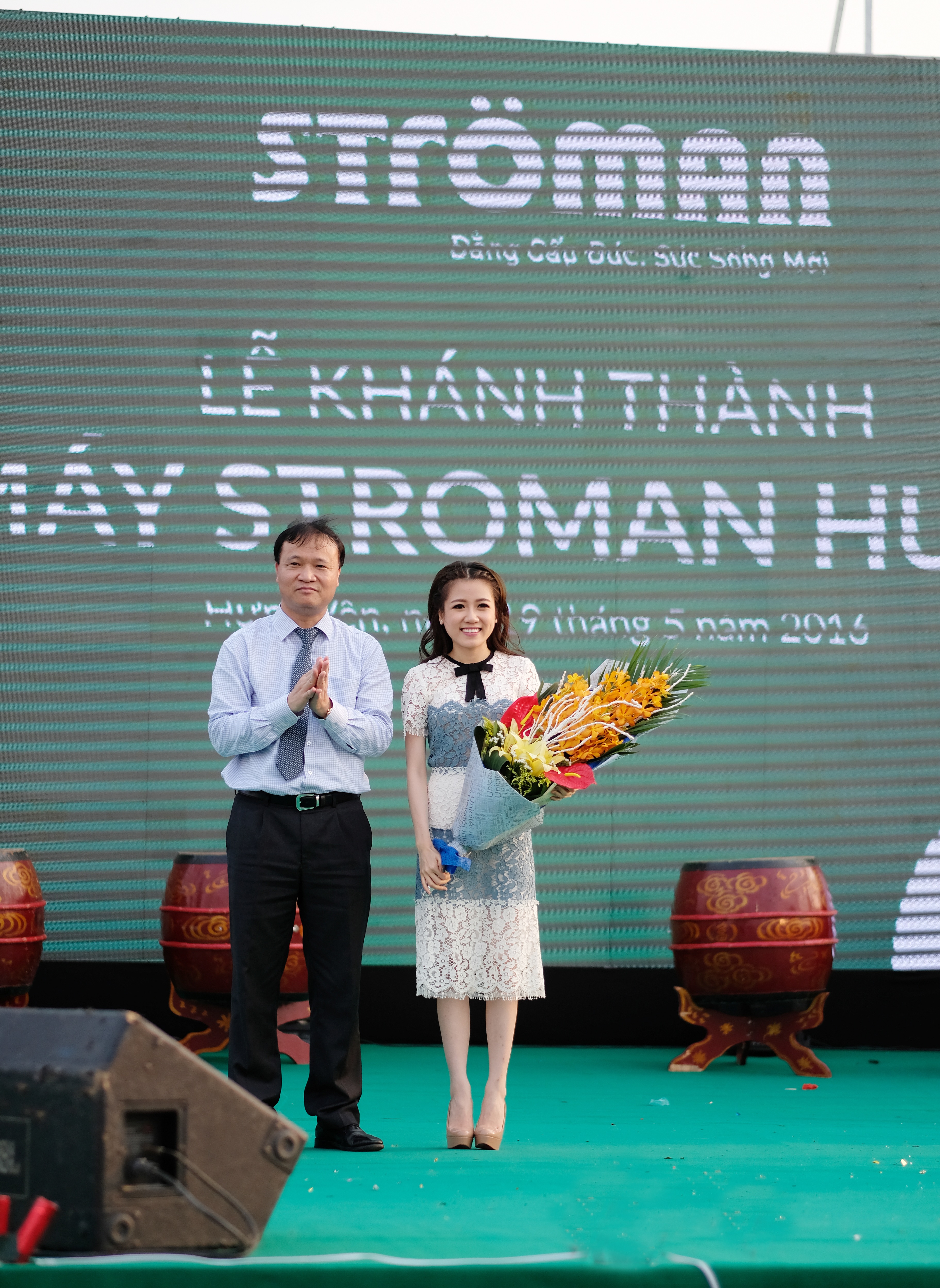 Ông Đỗ Thắng Hải - Thứ trưởng Bộ Công Thương tặng hoa chúc mừng TGĐ Nguyễn Phương Anh trong sự kiện Khánh thành Nhà máy Stroman Hưng Yên