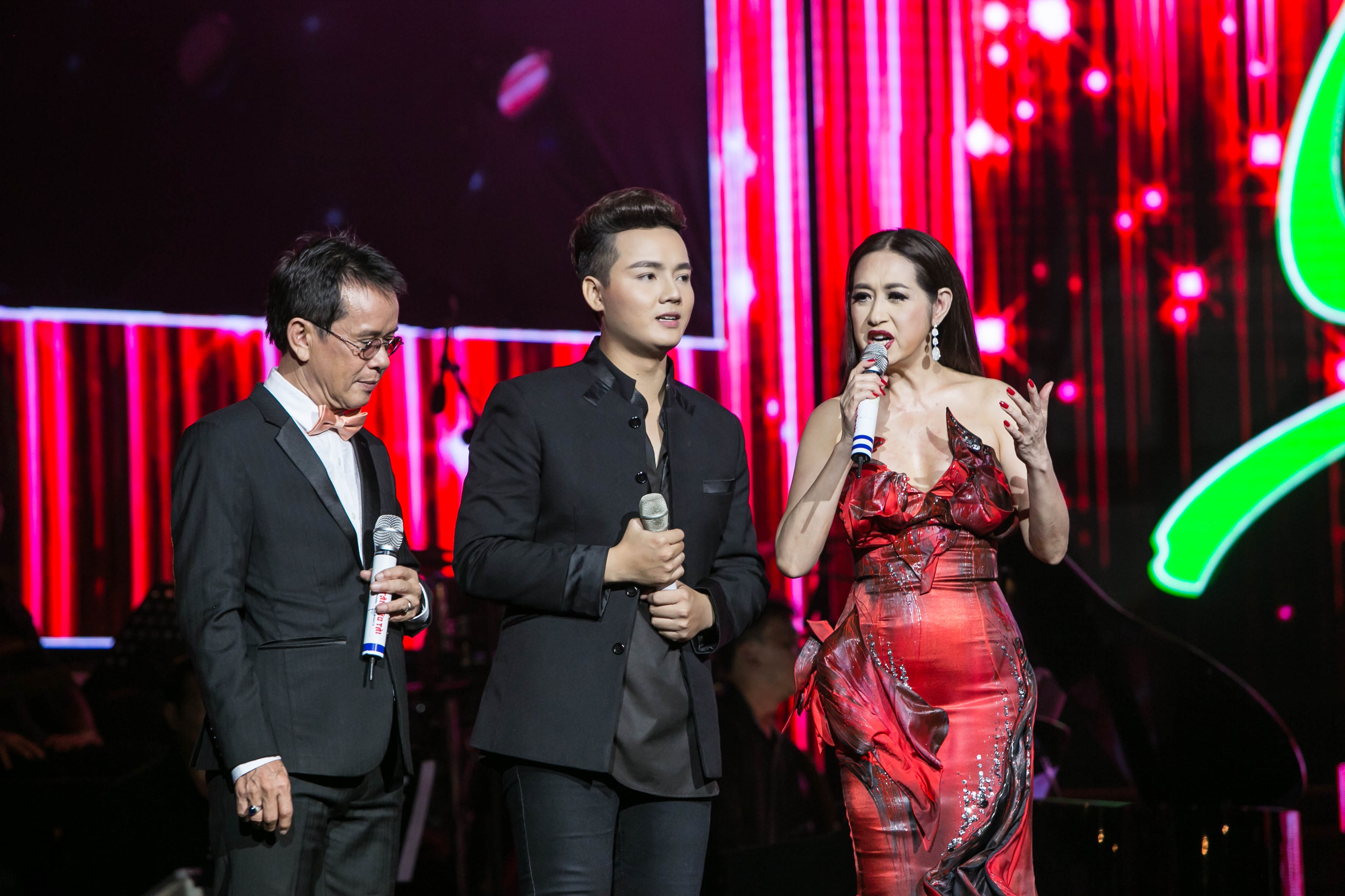 Ca sĩ Ý Lan và Trần Quang Hiếu cảm ơn khán giả trong liveshow Đời ca sĩ