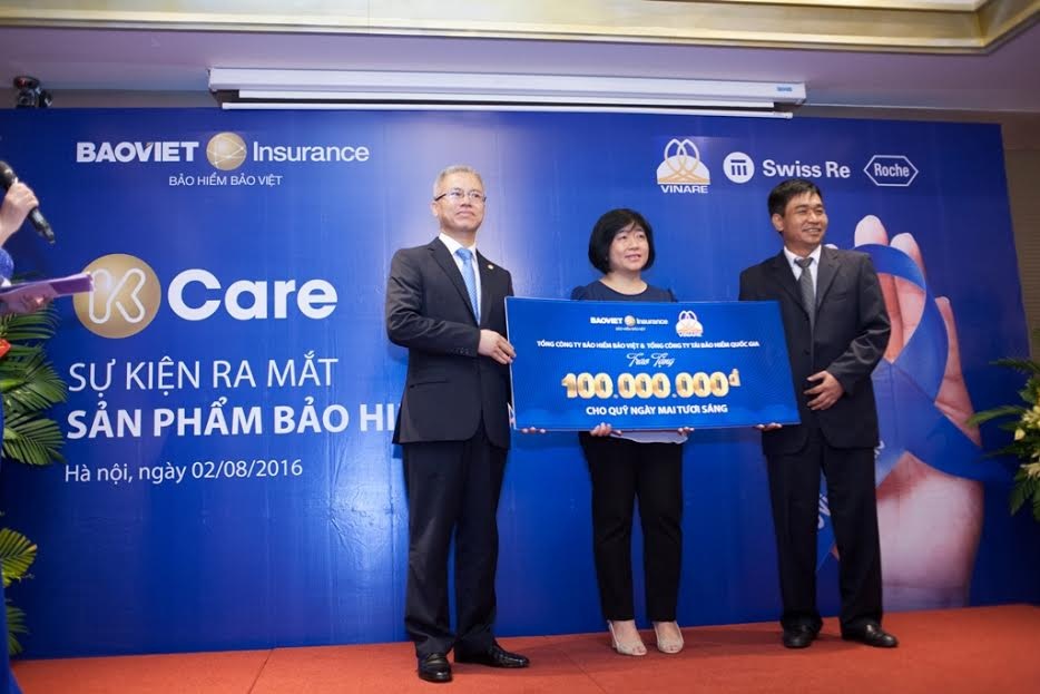 Quỹ tài chính nào để điều trị ung thư? - 3 Ông Quách Thành Nam - Phó Tổng giám đốc Bảo hiểm Bảo Việt và ông Phạm Công Tứ - Tổng giám đốc Công ty Tái bảo hiểm Quốc gia trao tặng 100 triệu đồng vào Quỹ Ngày mai tươi sáng