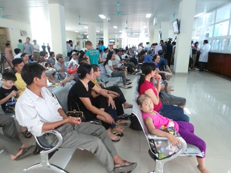 Quỹ tài chính nào để điều trị ung thư? - 1 Rất nhiều gia đình buộc phải xin bệnh nhân ung thư về nhà vì không đủ tiền cứu chữa. Ảnh minh họa