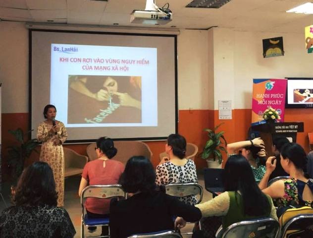 Phụ huynh ở TPHCM tham gia chương trình tư vấn giúp con vượt khỏi vùng nguy hiểm trên mạng xã hội (Ảnh: Hoài Nam)