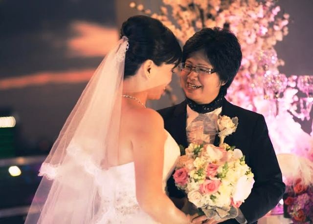 Chuyện tình “cổ tích” vượt 1/3 thế kỷ của cặp đôi đồng tính nữ - 2
Hạnh phúc của hai người phụ nữ đơm hoa sau 33 năm với bao thăng trầm, nước mắt. Trong ảnh: Cặp đôi hạnh phúc trong ngày cưới tại Việt Nam hồi tháng 2/2015 (ảnh do nhân vật cung cấp).