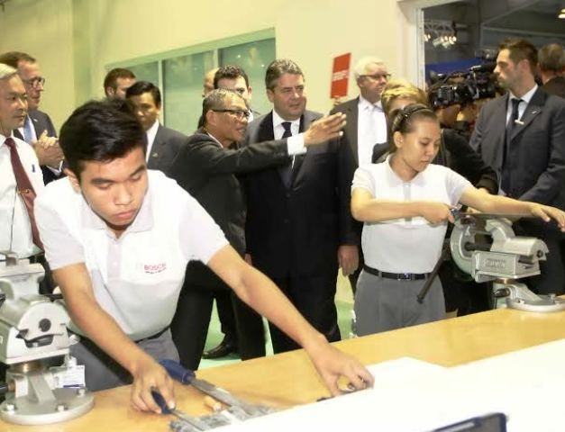 23 tỷ đồng đào tạo miễn phí thợ nghề chất lượng cao - 1 Phó Thủ tướng Đức, ông Sigmar Gabriel thăm mô hình đào tạo nghề chất lượng cao nơi học viên Việt Nam đang theo học tại Trung tâm Trung tâm đào tạo nghề Kỹ thuật Công nghiệp TGA.