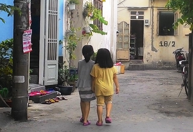 “Mẹ ơi, đừng nhốt con!” - 3 Ngược lại, nhiều đứa trẻ được thả rông cũng rất nhiều mối nguy cơ khi các em thiếu kỹ năng bảo vệ an toàn cho bản thân (ảnh minh họa)