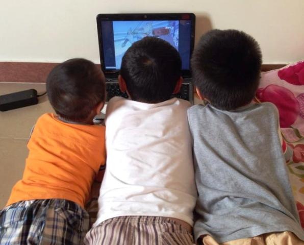 “Mẹ ơi, đừng nhốt con!” - 2 Sử dụng đến máy tính, Ipad là cách mà nhiều phụ huynh ở thành phố sử dụng để trông con trong những ngày hè