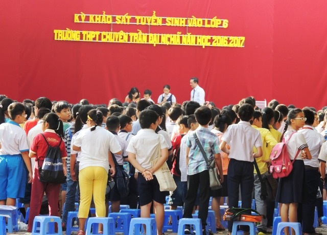 TPHCM: Học sinh khảo sát vào lớp 6 Trường Trần Đại Nghĩa - 4 Học sinh tại hội đồng khảo sát Trường THCS Trần Văn Ơn, Q.1 tập trung trước giờ vào phòng thi.