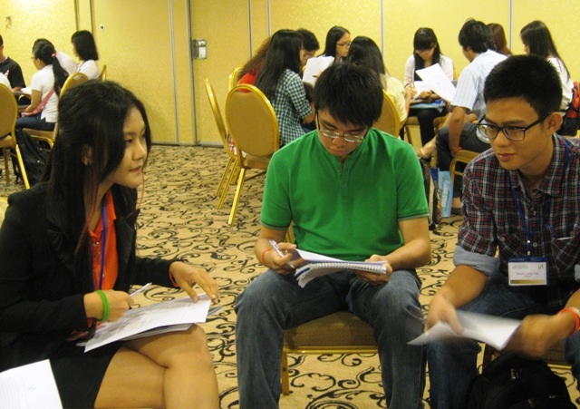 Gần 60% người trẻ Việt muốn ra nước ngoài học tập - 2 Học sinh, sinh viên ở TPHCM tham gia vào một chương trình tư vấn du học