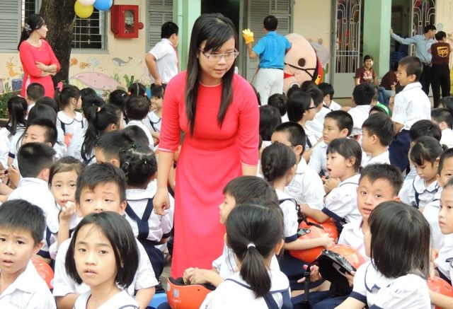 Giáo viên Việt rất khác… - 1
Hình ảnh người thầy Việt còn rất đạo mạo tạo nên khoảng cách giữa người dạy và người học. (Ảnh minh họa)