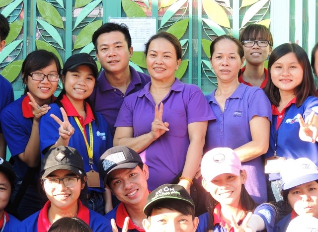 Góp sức cho thí sinh bằng bánh mỳ, nước suối miễn phí - 1 Những tình nguyện áo tím phát bánh mỳ, nước suối cùng các sinh viên tình nguyện ở điểm thi Trường THCS Hà Huy Tập, TPHCM