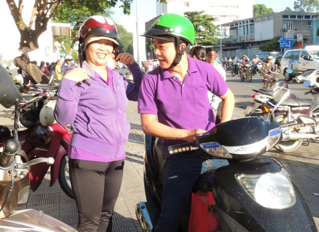 Góp sức cho thí sinh bằng bánh mỳ, nước suối miễn phí - 3 Sau khi phát bánh mỳ cho phụ huynh, thí sinh, họ tiếp tục sang chia sẻ món quà cho bệnh nhân ở bệnh viện Ung Bướu.