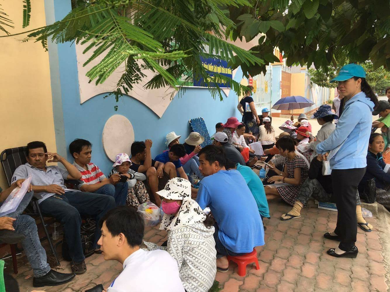 Phụ huynh xí chỗ trước hàng chục tiếng đồng hồ để hy vọng tìm được một suất cho con ở trường mầm non Sơn Ca, Thủ Đức, TPHCM (Ảnh: Lê Phương)