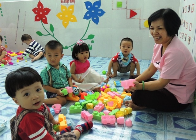 
Không xin được vào trường công lập, nhiều đứa trẻ sẽ được gửi vào các nhóm trẻ gia đình, nhóm trẻ không phép khi gia đình không đủ điều kiện để để gửi ở trường tư thục (Ảnh: minh họa: Hoài Nam)
