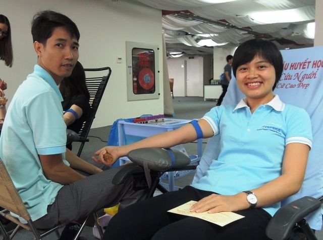 Sinh viên, nhân viên văn phòng “hợp sức”… hiến máu tình nguyện - 3 Đối tượng nhân viên văn phòng ngày càng được lôi kéo nhiều vào hoạt động hiến máu cứu người