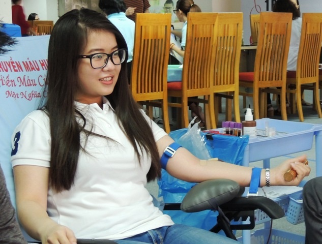 Sinh viên, nhân viên văn phòng “hợp sức”… hiến máu tình nguyện - 2
Hiến máu tình nguyện được nhiều bạn trẻ ở Sài Gòn xem là hoạt động xã hội có thể thực hiện đều đặn