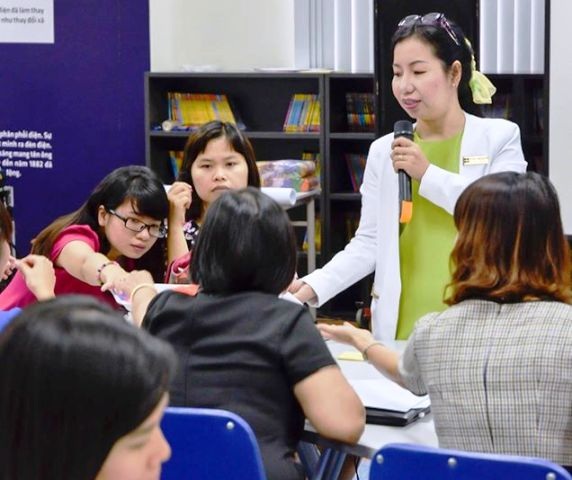Giáo viên muốn “bung” khỏi… cái hộp - 1 Giáo viên ở TPHCM trong một chuyên đề bồi dưỡng chuyên môn